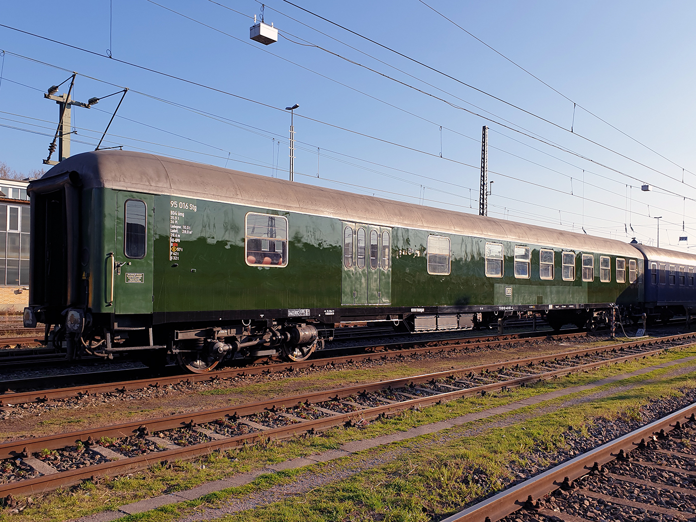 Der Halbgepäckwagen aus der m-Wagen Familie als Bestandteil des HDS-Sonderzuges in grüner Lackierung und Wagenanschriften aus der Zeit um 1960. Foto: Nils Hirche